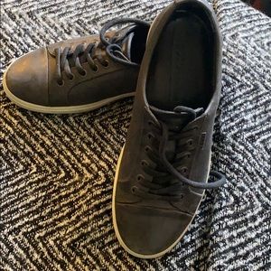 Lightly worn black tennis shoes